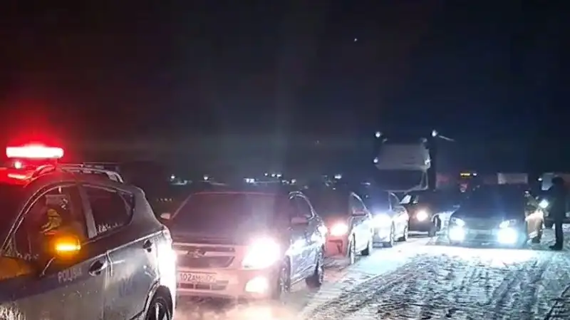 Полицейские сопроводили около тысячи автомобилей по закрытой трассе в Карагандинской области, фото - Новости Zakon.kz от 11.02.2024 08:57