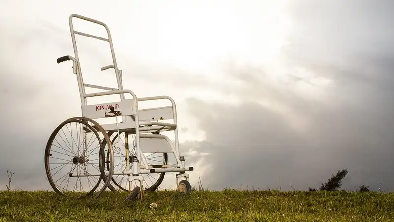 Алматинка отсудила миллион тенге у авиакомпании за потерянное инвалидное кресло