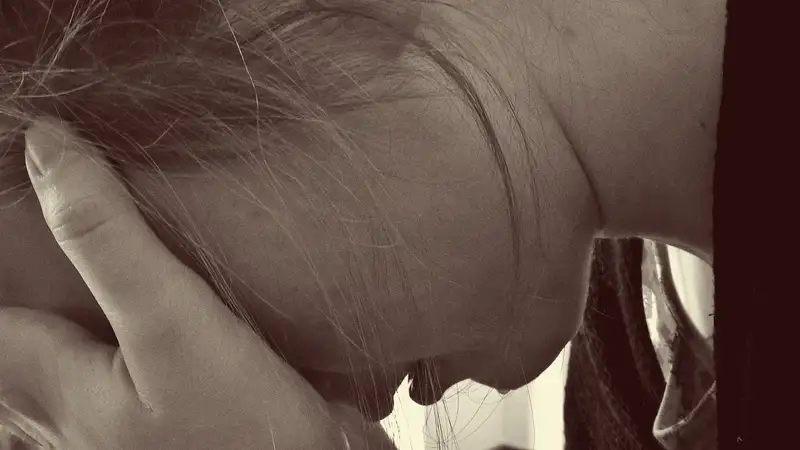 Душил и затащил за машину: нападение на девушку в Астане попало на видео