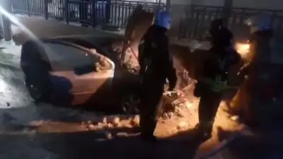 В столичном ЖК загорелся автомобиль 