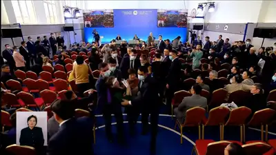 Встреча акима Алматы Ерболата Досаева с населением Ауэзовского района, женщина упала в обморок , фото - Новости Zakon.kz от 15.02.2024 11:52