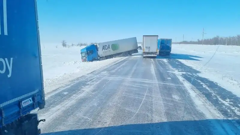 30 большегрузов почти на две недели застряли на трассе в Актюбинской области