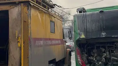В Алматы загорелся автобус, фото - Новости Zakon.kz от 15.02.2024 15:26