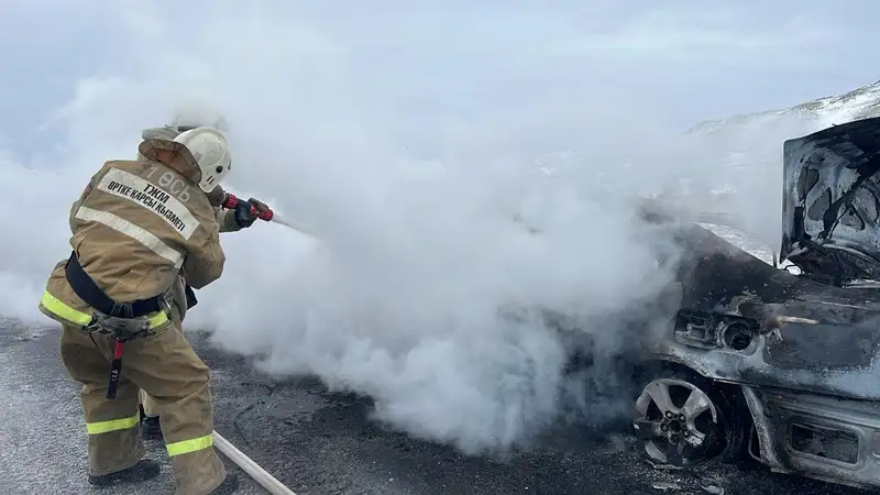 Автомобиль вспыхнул во время движения по трассе в ВКО