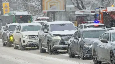Снегопад погрузил Алматы в пробки