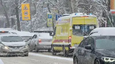 Сколько ДТП произошло в Алматы из-за снежного апокалипсиса