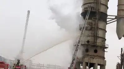 Огромная башня с химическими отходами загорелась и рухнула в Актау