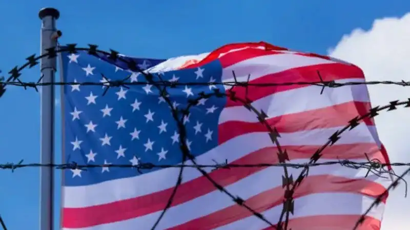 На границе США с Мексикой строят военный лагерь из-за наплыва мигрантов