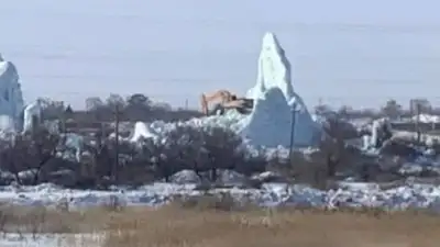 В Экибастузе снесли ледник, который появился в степи после коммунальной аварии 