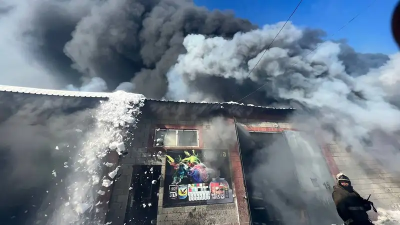 Пожар на барахолке Алматы: дым распространяется по городу