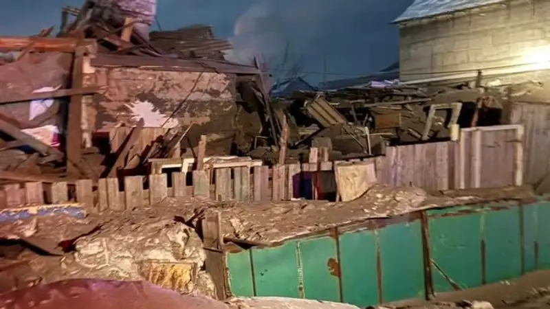 Взрыв в жилом доме Караганды: спасатели извлекли два газовых баллона