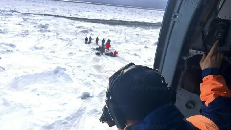 82 рыбака на отколовшейся льдине на Сахалине спасло МЧС России