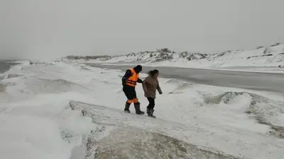 Рыбака унесло на отколовшейся льдине на Капчагае 