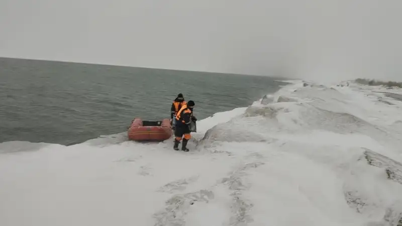 Рыбака унесло на отколовшейся льдине на Капчагае , фото - Новости Zakon.kz от 19.02.2024 14:16