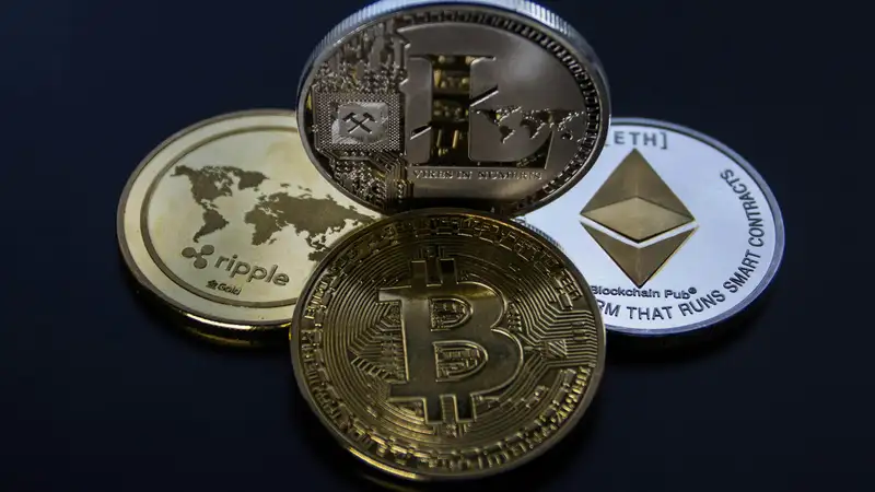 Bitcoin закрепился на отметке 52 тыс. долларов: цены на криптовалюты