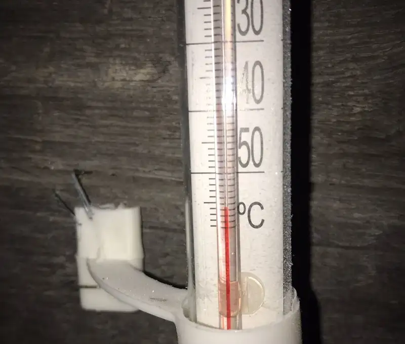 Жители ВКО публикуют фото термометров: они показывают минус 63 градуса