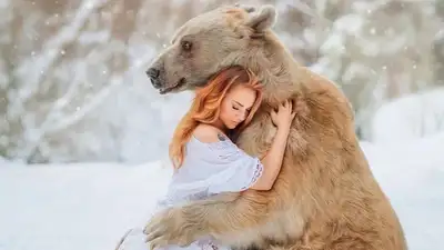 Поклонники осудили певицу МакSим за фотосессию в объятиях медведя, фото - Новости Zakon.kz от 20.02.2024 01:21