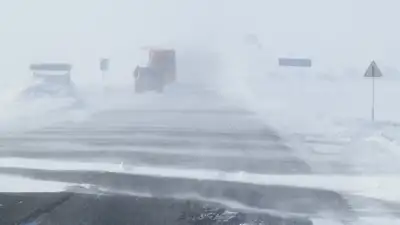 Какие трассы остаются закрытыми в Казахстане из-за непогоды, фото - Новости Zakon.kz от 20.02.2024 13:21