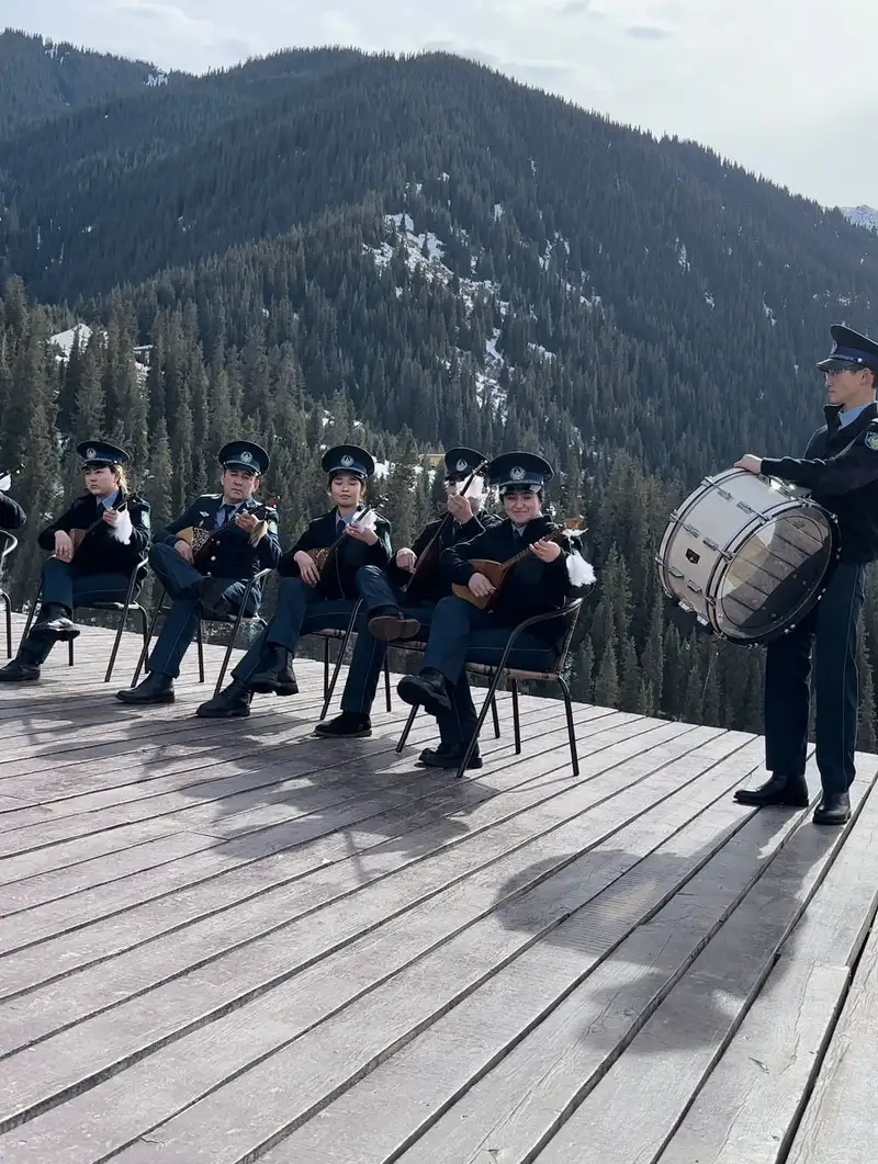 Полицейские впечатлили исполнением кюя на фоне алматинских гор, фото - Новости Zakon.kz от 21.02.2024 13:37