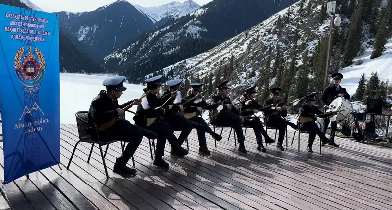 Полицейские впечатлили исполнением кюя на фоне алматинских гор, фото - Новости Zakon.kz от 21.02.2024 13:37