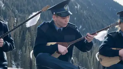 Полицейские впечатлили исполнением кюя на фоне алматинских гор