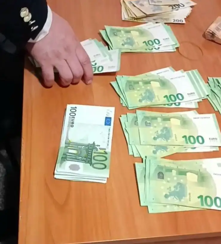 Более 98 тысяч евро итальянец пытался вывезти из Казахстана, фото - Новости Zakon.kz от 21.02.2024 13:59