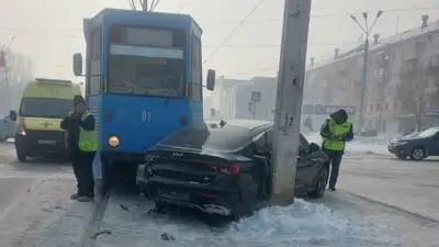 Автомобиль угодил под трамвай в Усть-Каменогорске