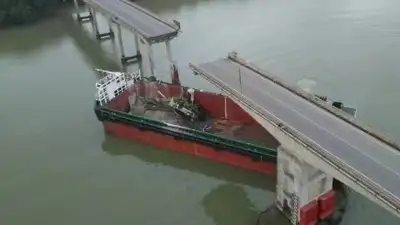 Корабль снес мост в Китае