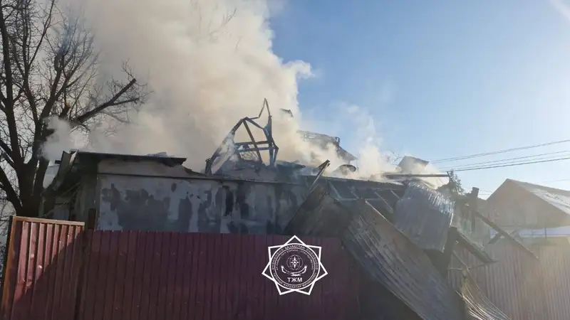 Дом с мансардой почти полностью разрушился от пожара близ Алматы, фото - Новости Zakon.kz от 22.02.2024 19:57