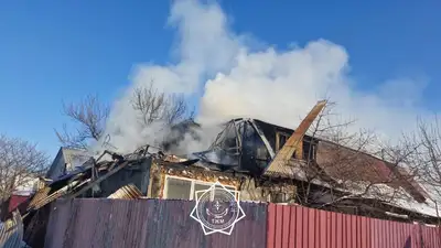 Дом с мансардой почти полностью разрушился от пожара близ Алматы
