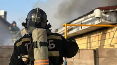 Более 40 человек тушат крупный пожар в Астане