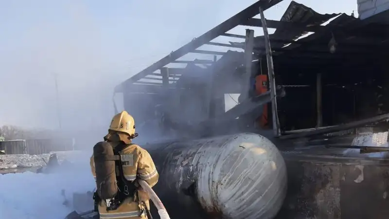 66 газовых баллонов вынесли пожарные из горящего здания заправки в Караганде