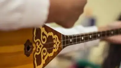 Юные домбристы покорили виртуозной игрой пассажиров поезда, следовавшего в Шымкент, фото - Новости Zakon.kz от 24.02.2024 19:07