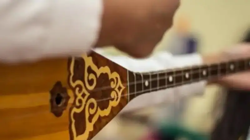 Юные домбристы покорили виртуозной игрой пассажиров поезда, следовавшего в Шымкент