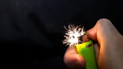 Мужчина облил себя бензином и пытался совершить самоподжог в акимате Атырау, фото - Новости Zakon.kz от 24.02.2024 19:39