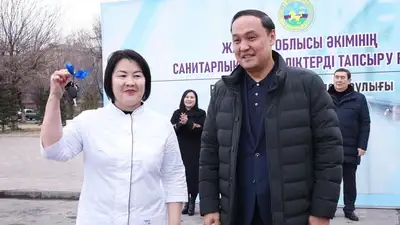 Районным больницам и поликлиникам Жамбылской области передали 40 новых автомобилей, фото - Новости Zakon.kz от 10.02.2024 17:39