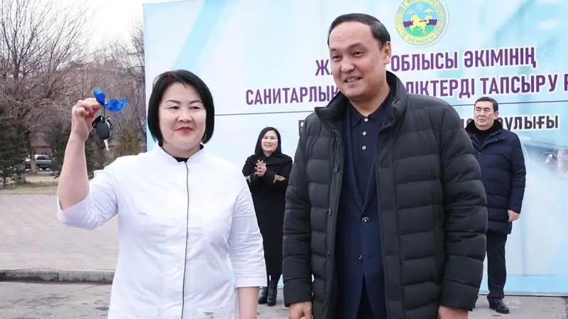 Районным больницам и поликлиникам Жамбылской области передали 40 новых автомобилей