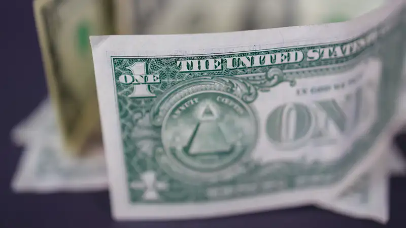 Курс доллара незначительно снизился на торгах 26 февраля - «Финансы»