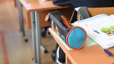 Давка в школе Алматы попала на видео