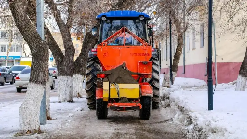В Астане более 6 тыс. тонн реагентов высыпали на дороги и тротуары