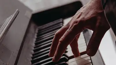 Разнорабочий с вокзала за пианино растрогал Казнет, фото - Новости Zakon.kz от 29.02.2024 16:55