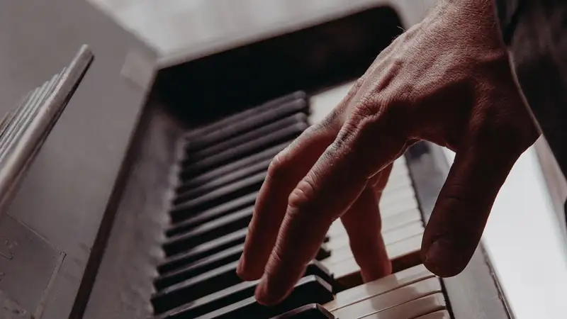 Разнорабочий с вокзала за пианино умилил Казнет