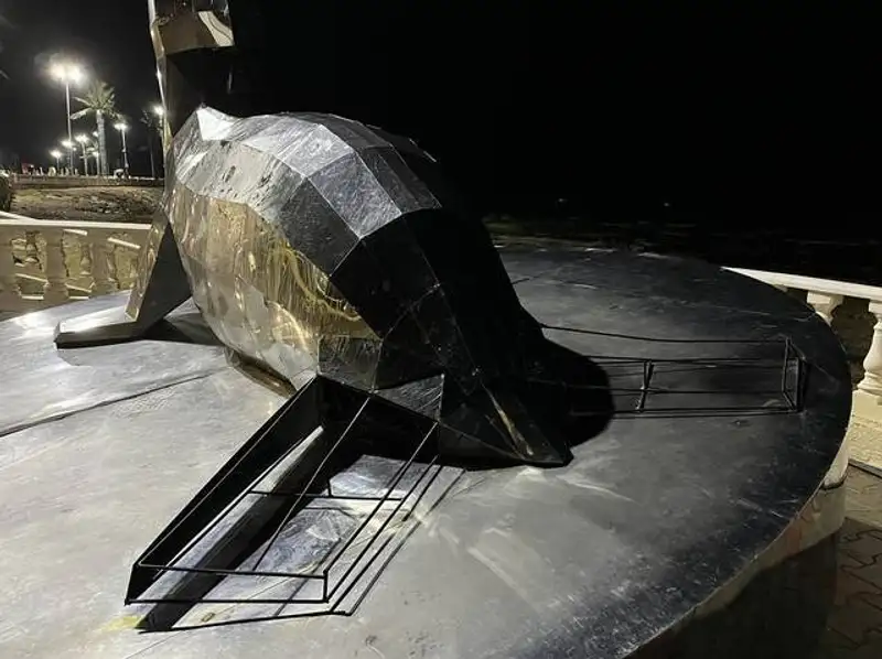 У "тюленя" на набережной в Актау оторвали ласты, фото - Новости Zakon.kz от 02.03.2024 09:48