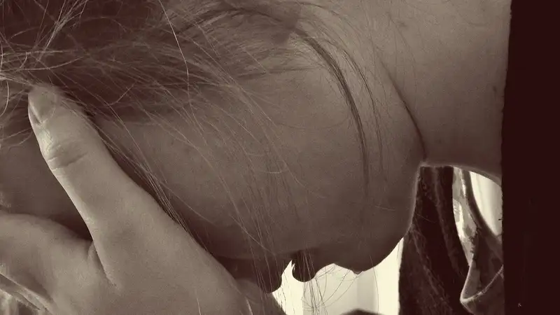 Девушка едва не выпала из окна в Актау: она пыталась покончить с собой