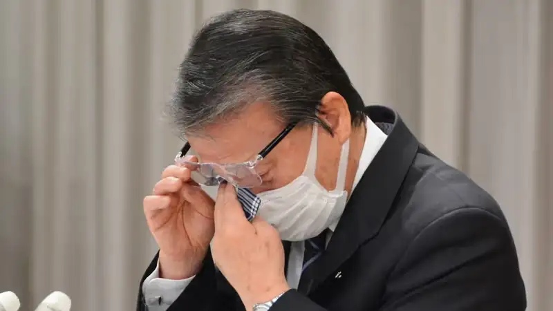 Хидео Кодзима вытирает слезы во время выступления на пресс-конференции в городе Гинан, фото - Новости Zakon.kz от 03.03.2024 15:58