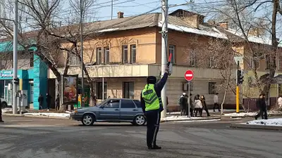 Сколько полицейских вышли на дороги Алматы после землетрясения, фото - Новости Zakon.kz от 04.03.2024 13:33