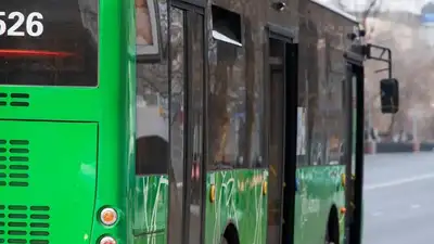 Автобус сбил женщину с ребенком в Алматы 