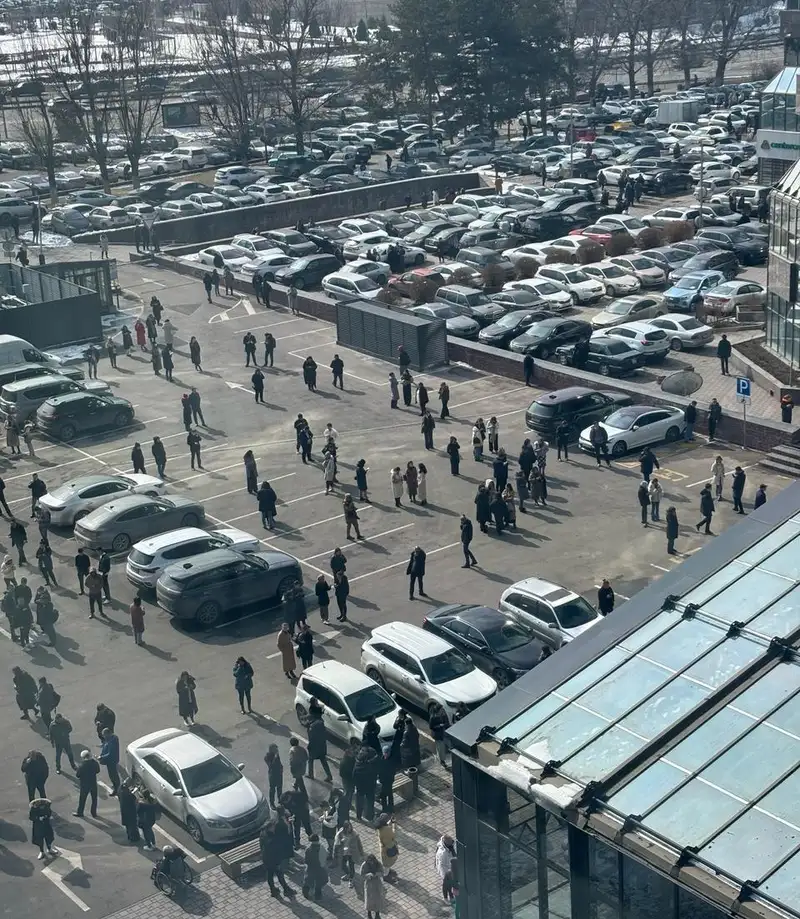 Сотни людей заполнили Арбат после землетрясения, фото - Новости Zakon.kz от 04.03.2024 12:02