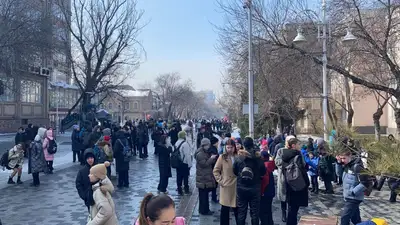 Сотни людей заполнили Арбат после землетрясения