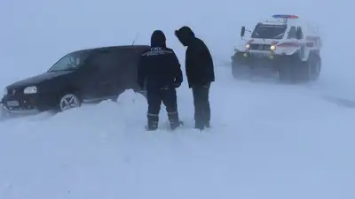 В Акмолинской области расчищают трассы от снега, фото - Новости Zakon.kz от 05.03.2024 18:20